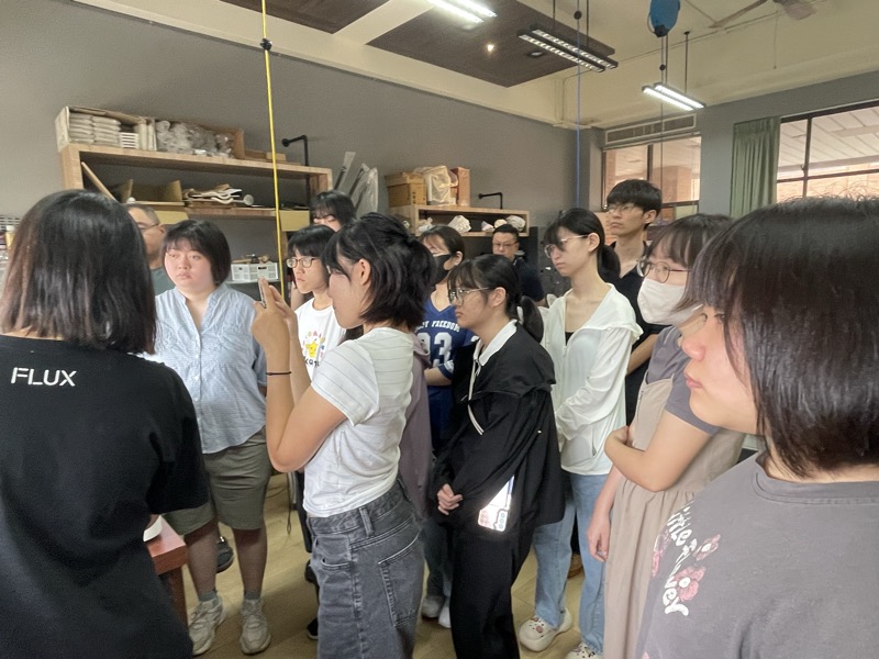 原廠人員為同學講解雷射機