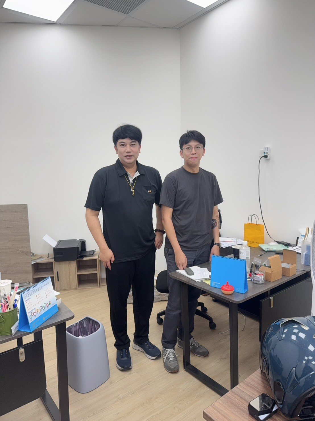 業師與輔導老師在辦公室合影
