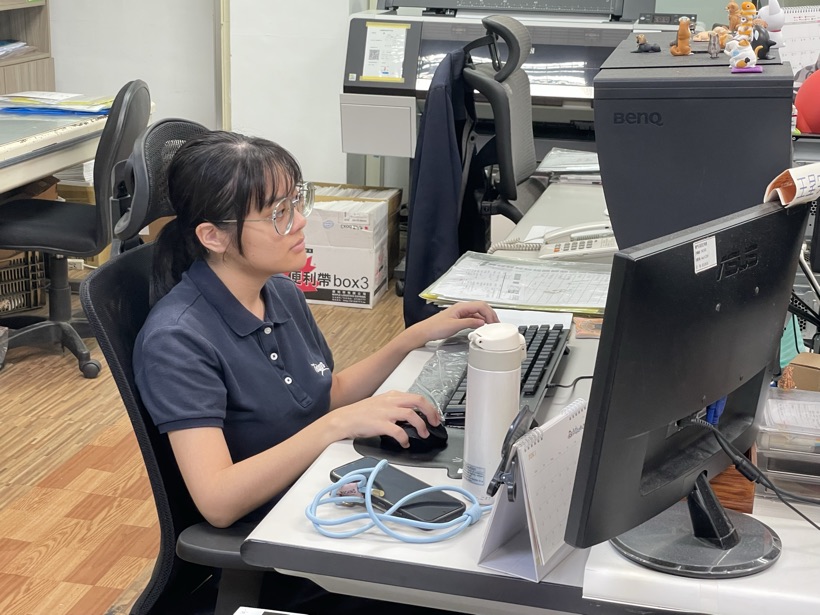 實習生在製版部門使用電腦處理包裝設計檔案