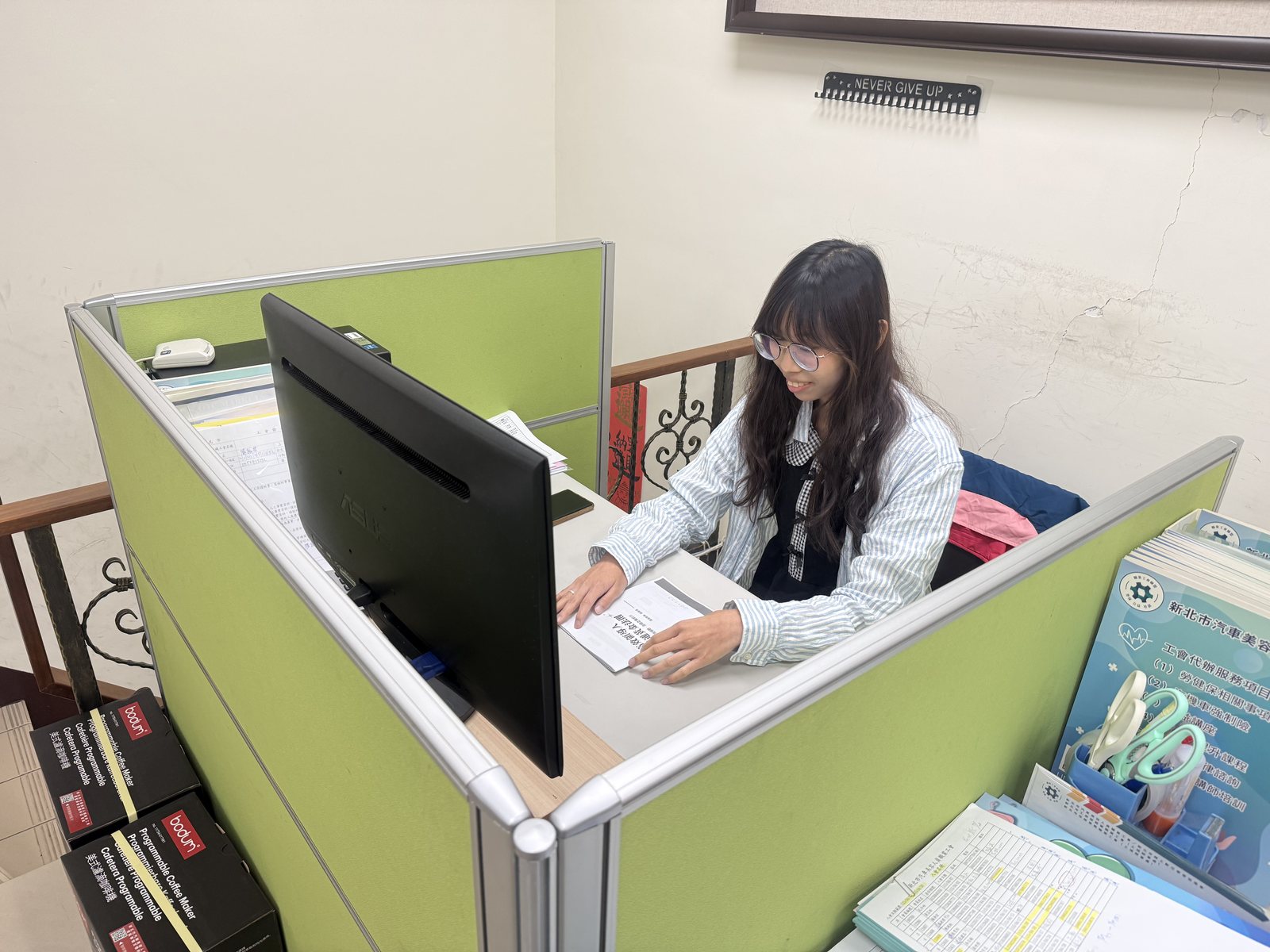 實習生在座位上整理文件